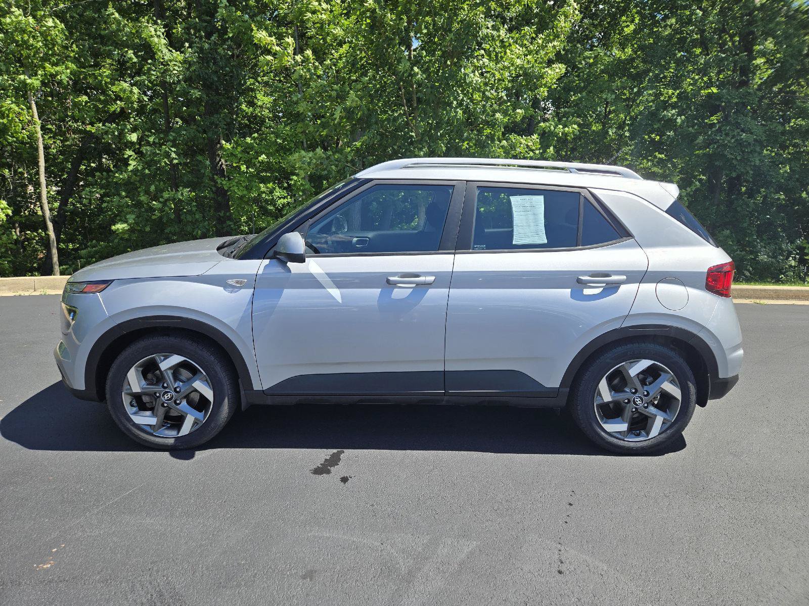 Used 2023 Hyundai Venue SEL FWD image 5