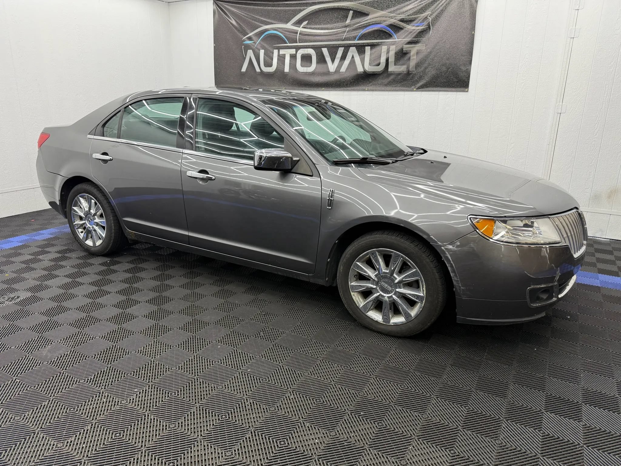 Used 2010 Lincoln MKZ FWD image 2