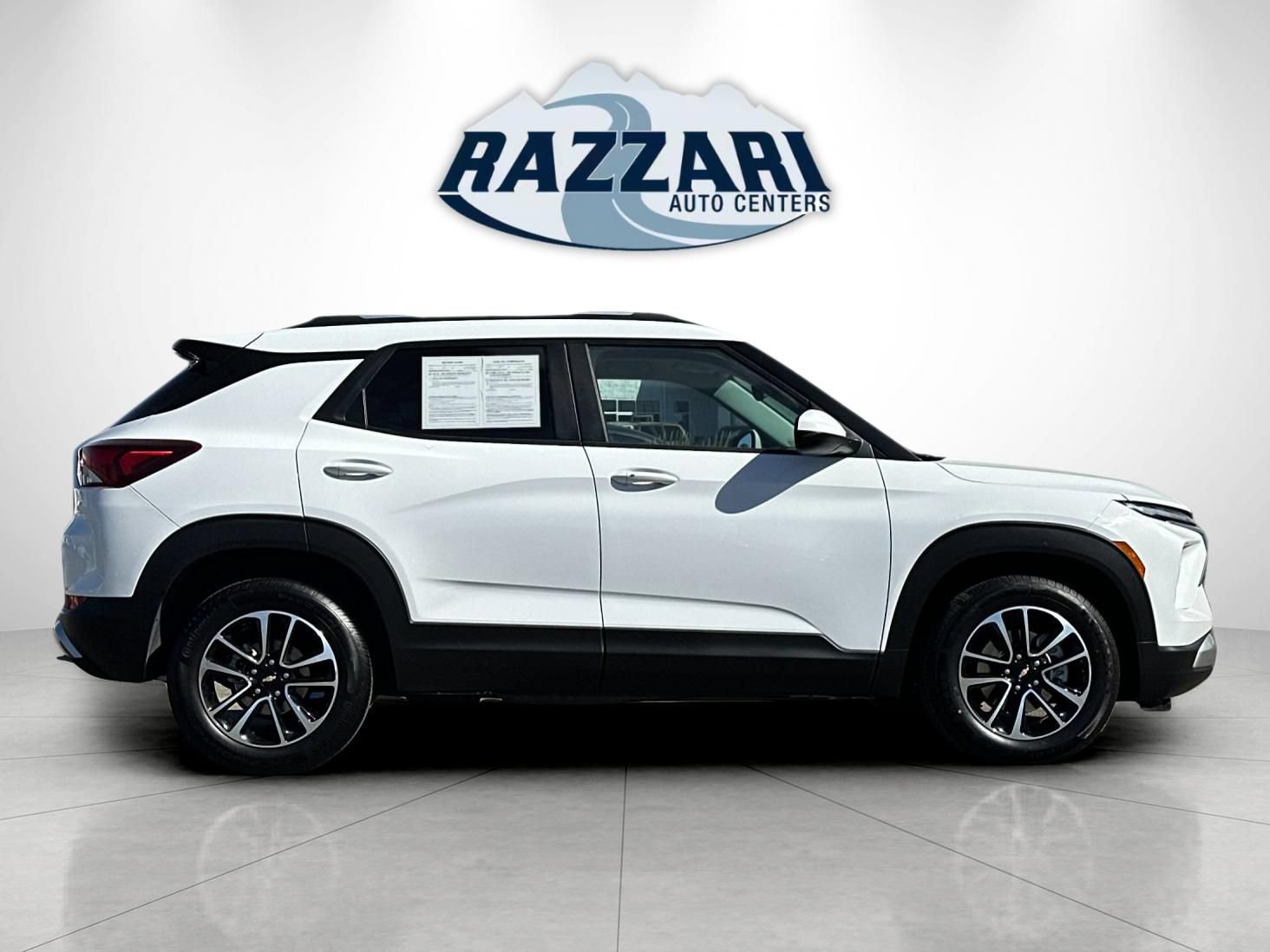 Used 2025 Chevrolet TrailBlazer LT FWD image 2