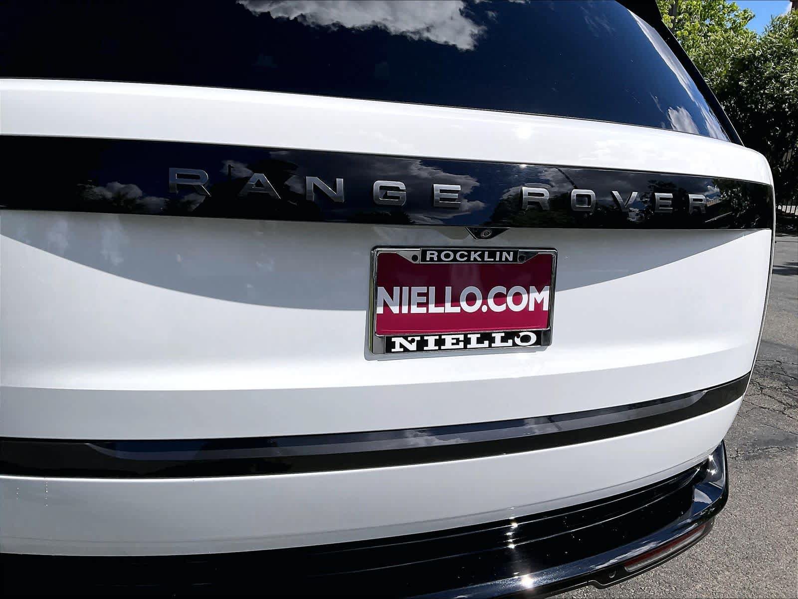 Used 2025 Land Rover Range Rover SE AWD/4WD image 8