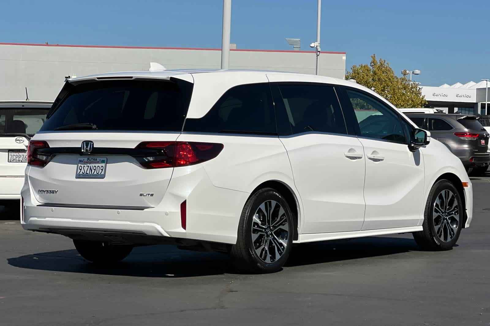 Used 2025 Honda Odyssey Elite image 2