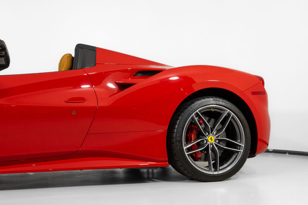 Used 2018 Ferrari 488 Spider image 16