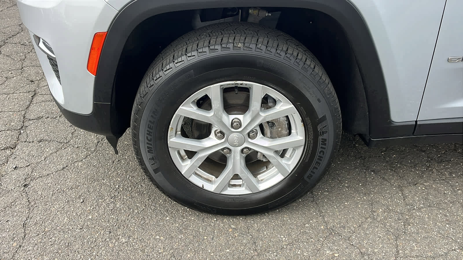 Certified 2023 Jeep Grand Cherokee Limited AWD/4WD image 9