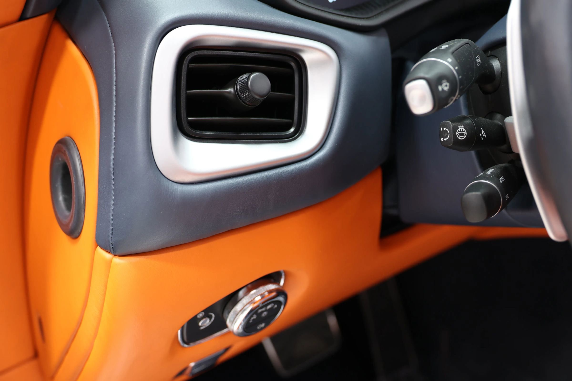 Used 2019 Aston Martin DB11 Volante RWD image 28