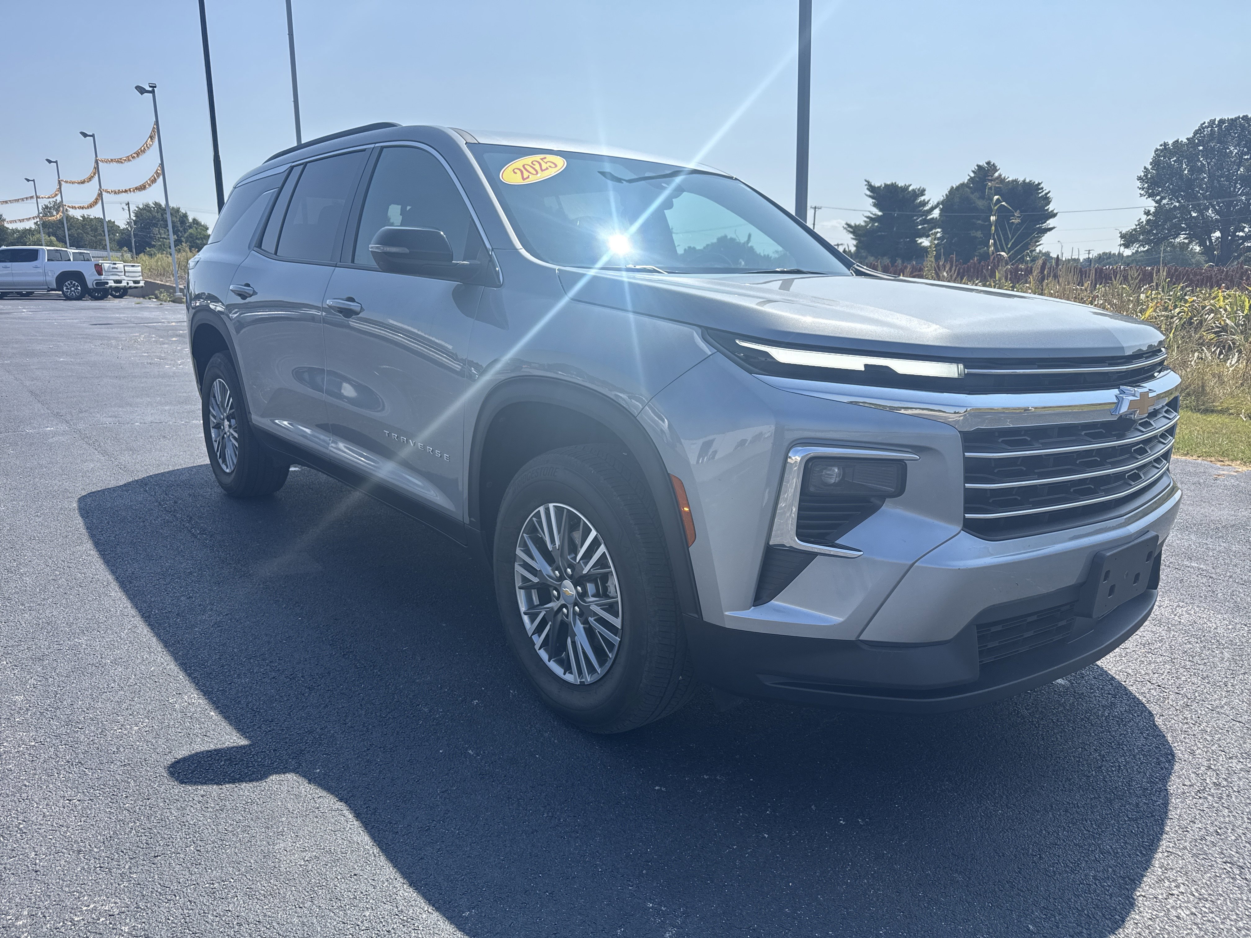 Used 2025 Chevrolet Traverse LT image 7