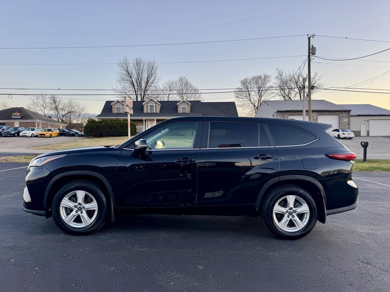 Used 2023 Toyota Highlander L image 4