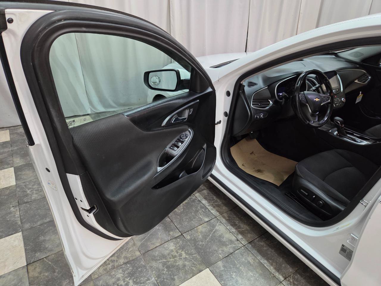 Used 2021 Chevrolet Malibu RS FWD image 9