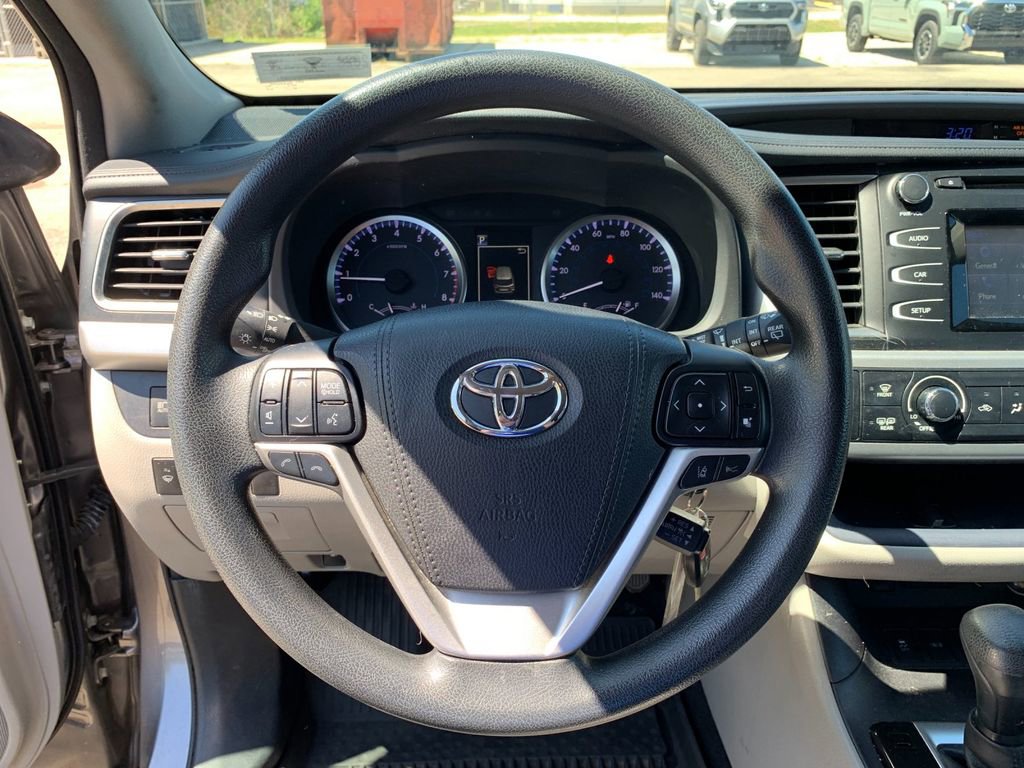 Used 2017 Toyota Highlander LE AWD/4WD image 29