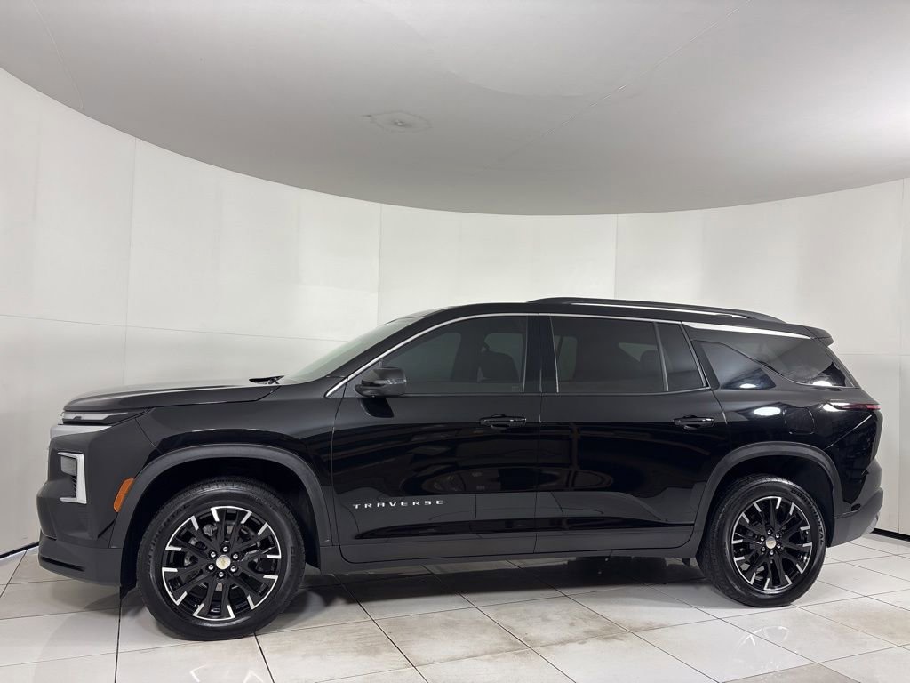 Used 2025 Chevrolet Traverse LT w/ Sun and Wheel Package image 2
