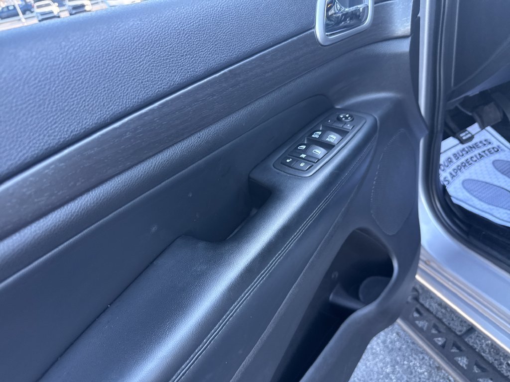 Used 2018 Jeep Grand Cherokee Altitude AWD/4WD image 24