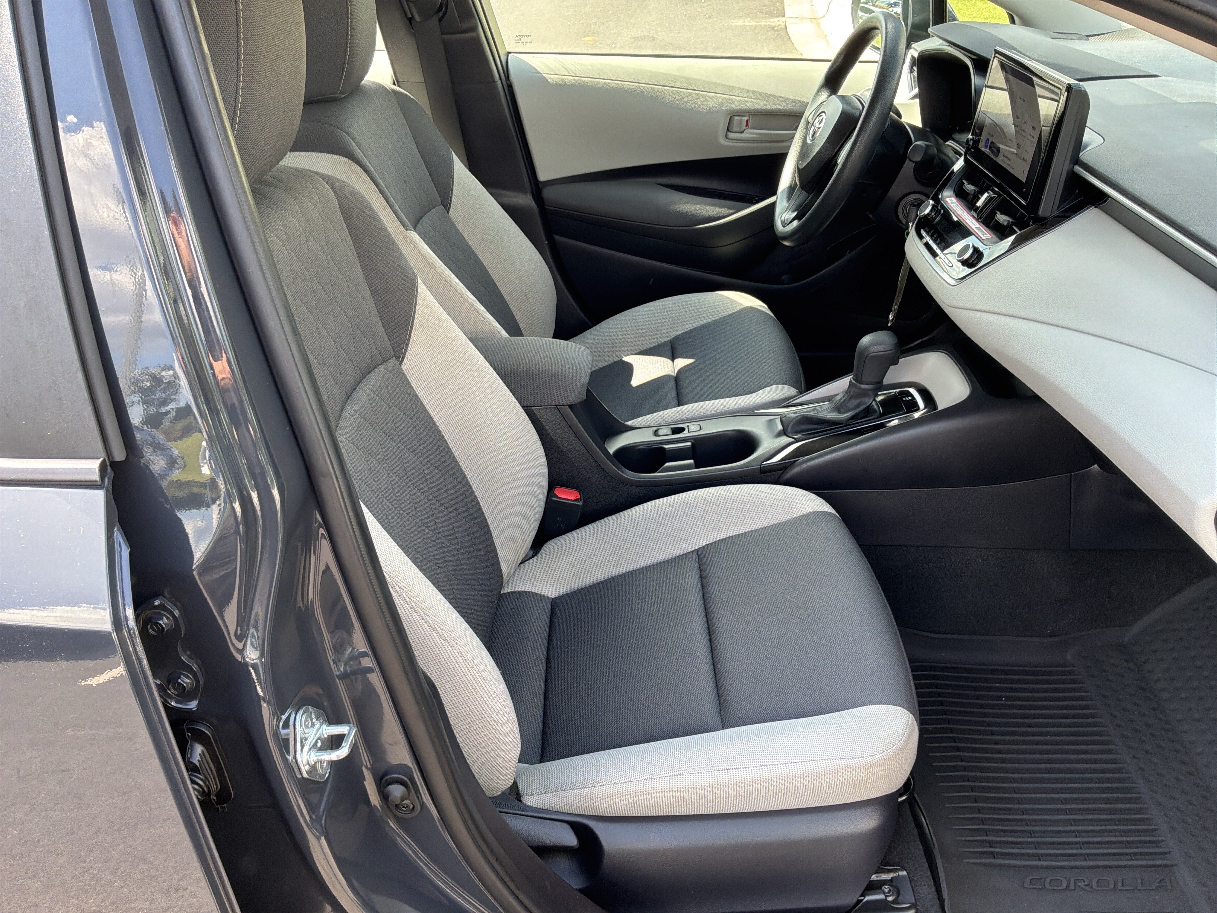 Used 2025 Toyota Corolla LE FWD image 32