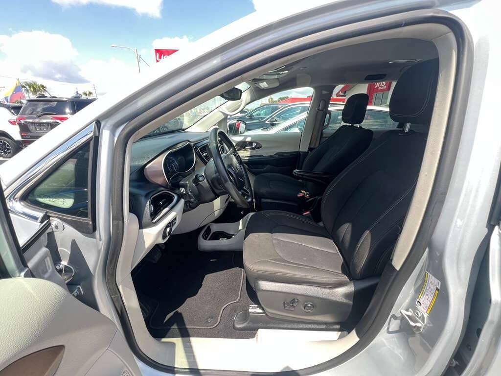 Used 2023 Chrysler Voyager LX FWD image 3