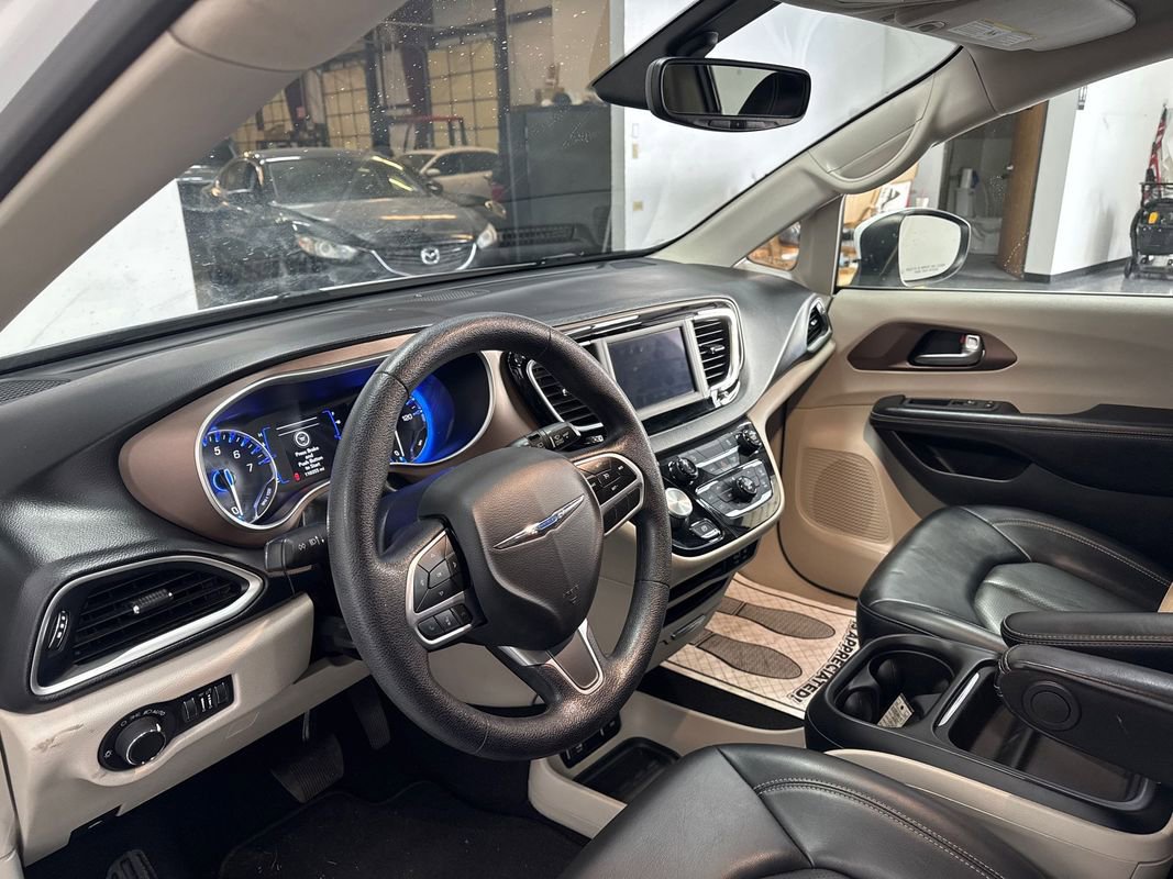 Used 2020 Chrysler Voyager Lxi image 8