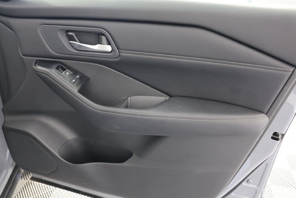 Used 2025 Nissan Rogue SL FWD image 27