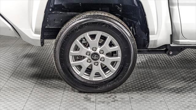 Used 2025 Toyota Tacoma SR5 AWD/4WD image 32