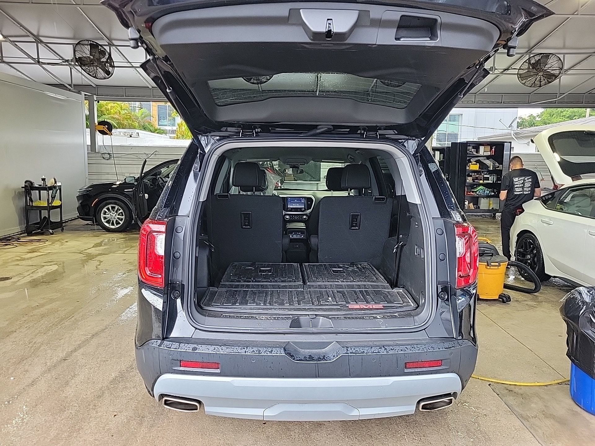 Used 2023 GMC Acadia SLE image 14