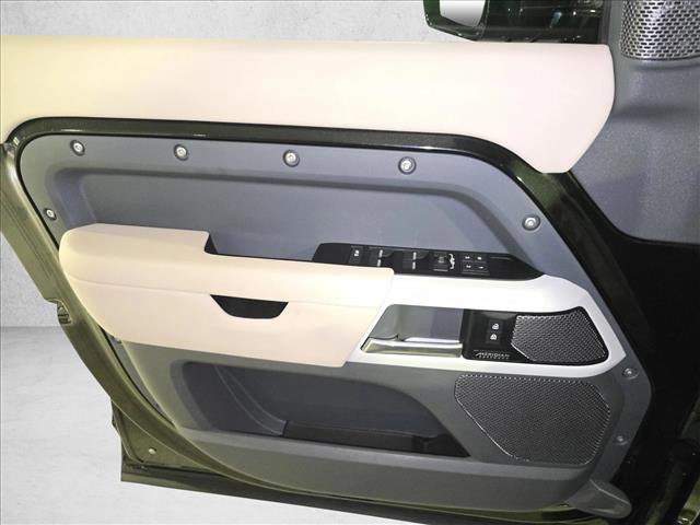 Used 2024 Land Rover Defender 110 X-Dynamic SE image 28