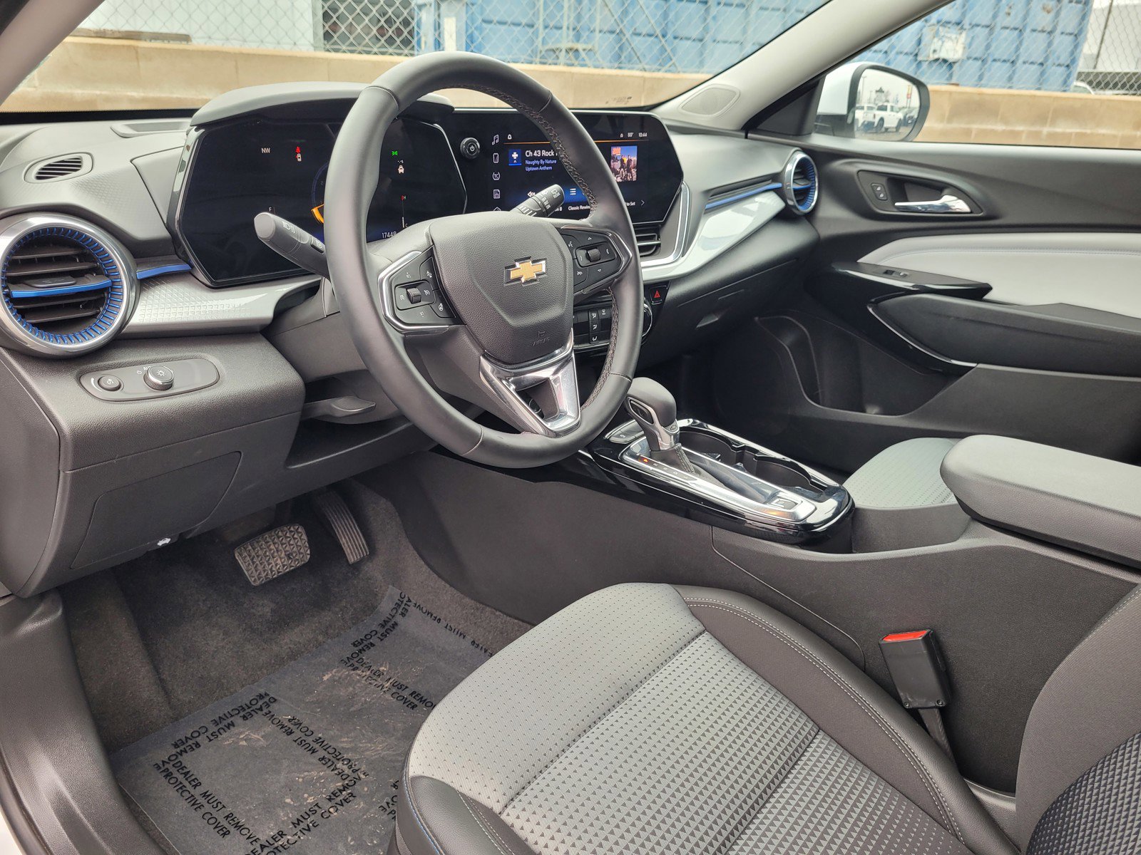 Used 2025 Chevrolet Trax LT w/ LT Convenience Package image 9