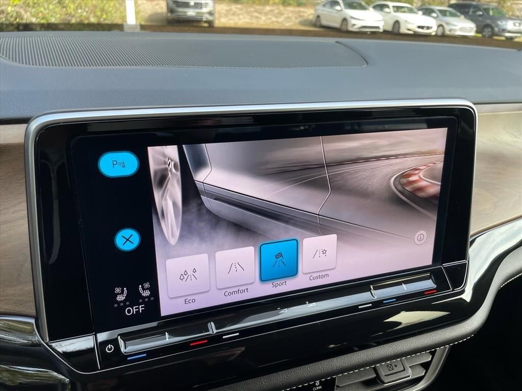 Certified 2025 Volkswagen Atlas SE image 19