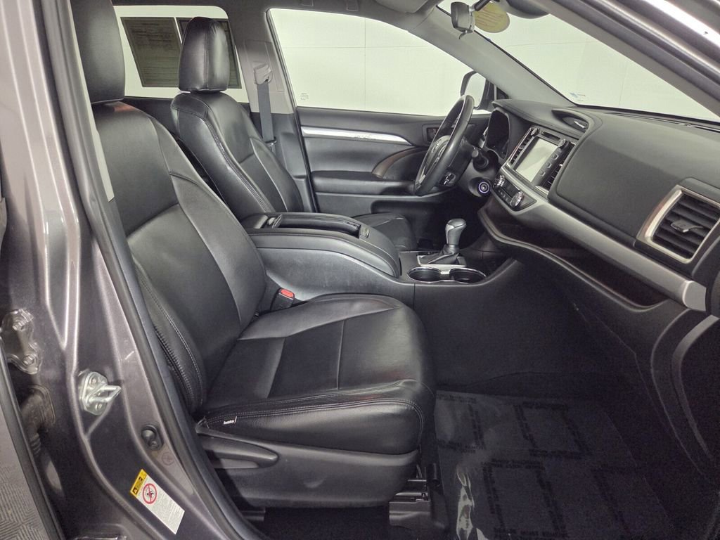Used 2019 Toyota Highlander Plus FWD image 32