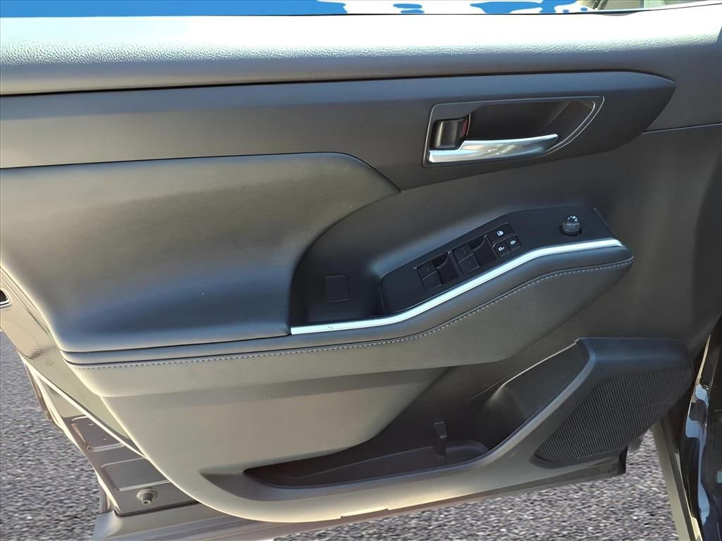 Used 2023 Toyota Highlander XLE image 17