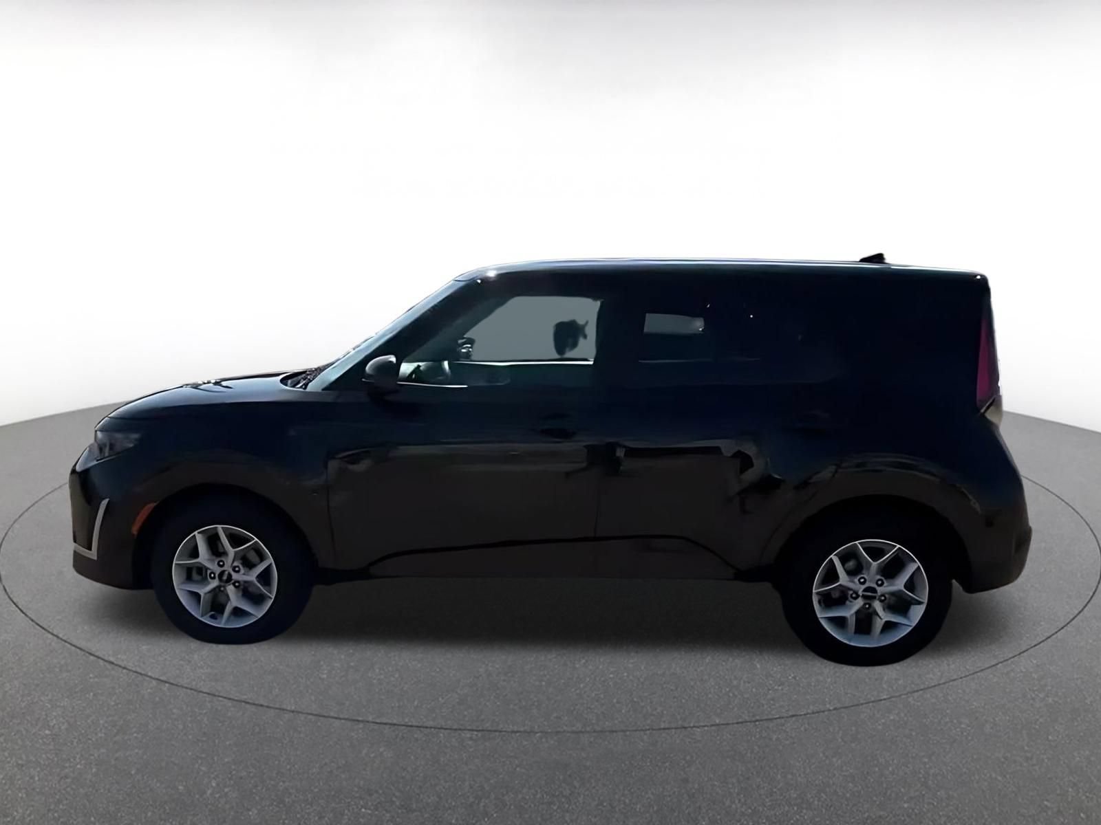 Used 2025 Kia Soul LX w/ LX Technology Package FWD image 7
