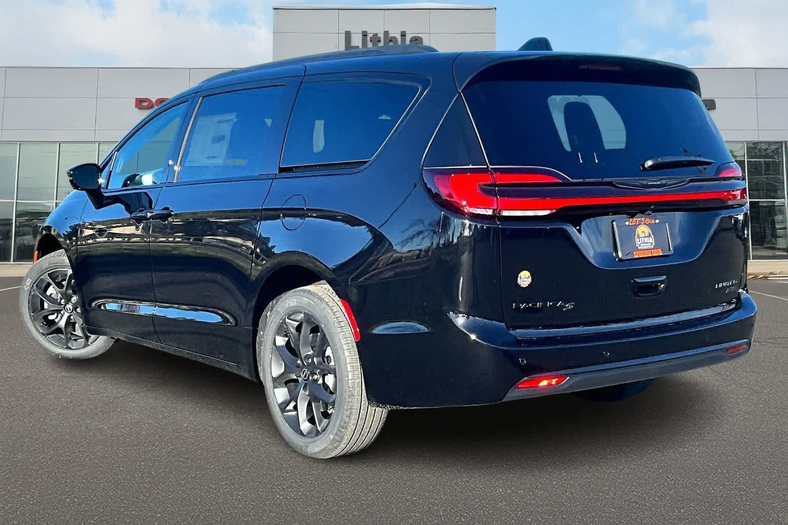New 2026 Chrysler Pacifica Limited w/ Uconnect Theater Family Group AWD/4WD image 4