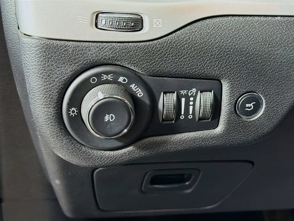 Used 2017 Jeep Cherokee Trailhawk AWD/4WD image 10