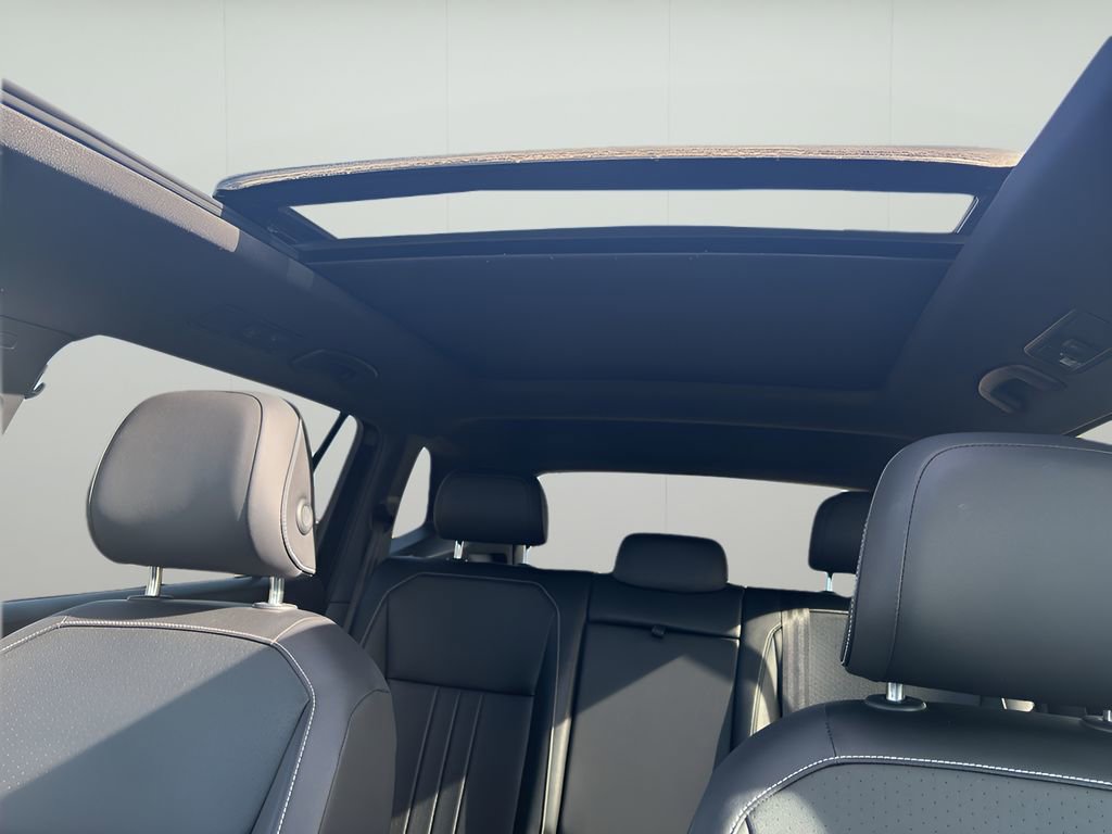 Used 2022 Volkswagen Tiguan SE R-Line AWD/4WD image 14