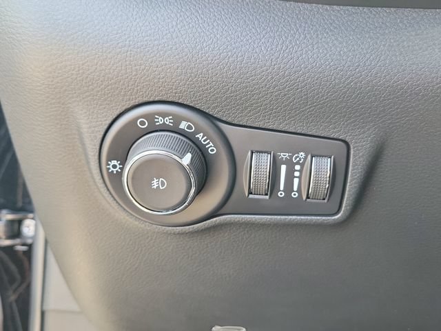 Used 2026 Jeep Compass Latitude AWD/4WD image 21