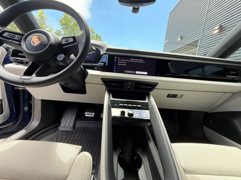 New 2025 Porsche Macan 4S Electric AWD/4WD image 16