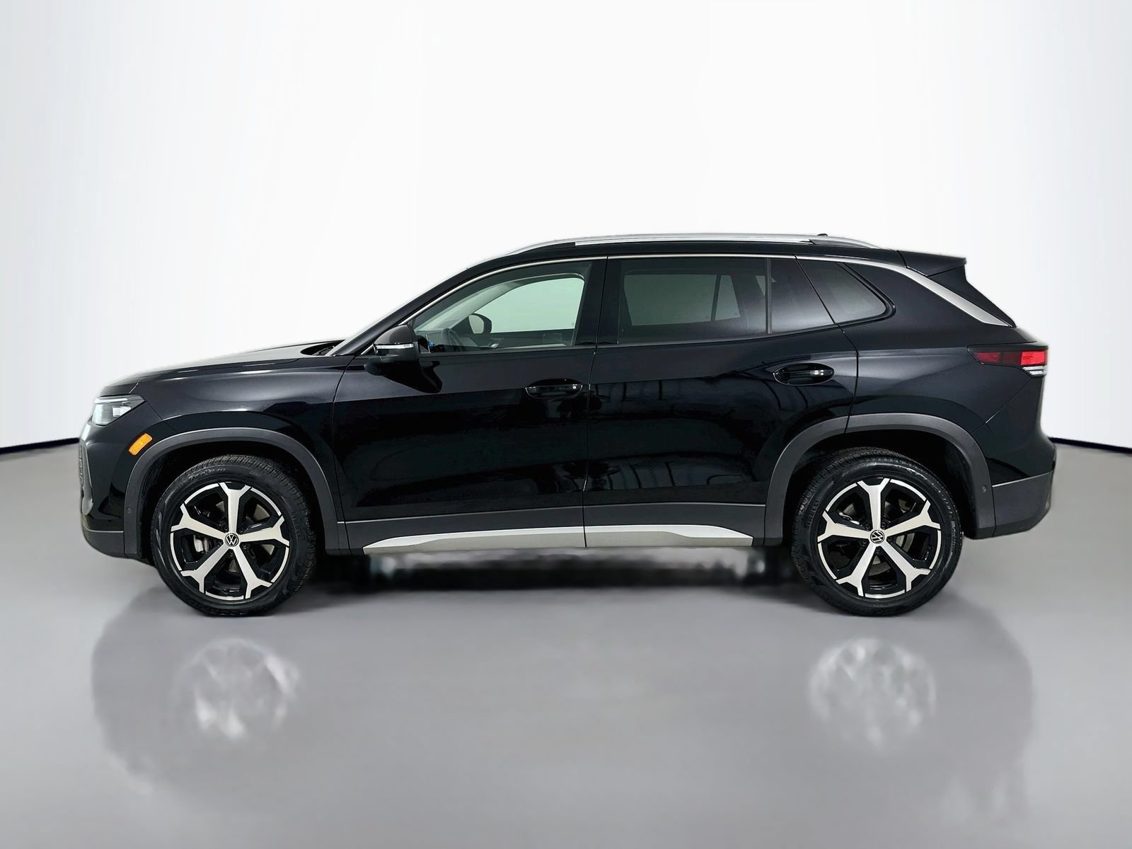 Certified 2025 Volkswagen Tiguan SE AWD/4WD image 8