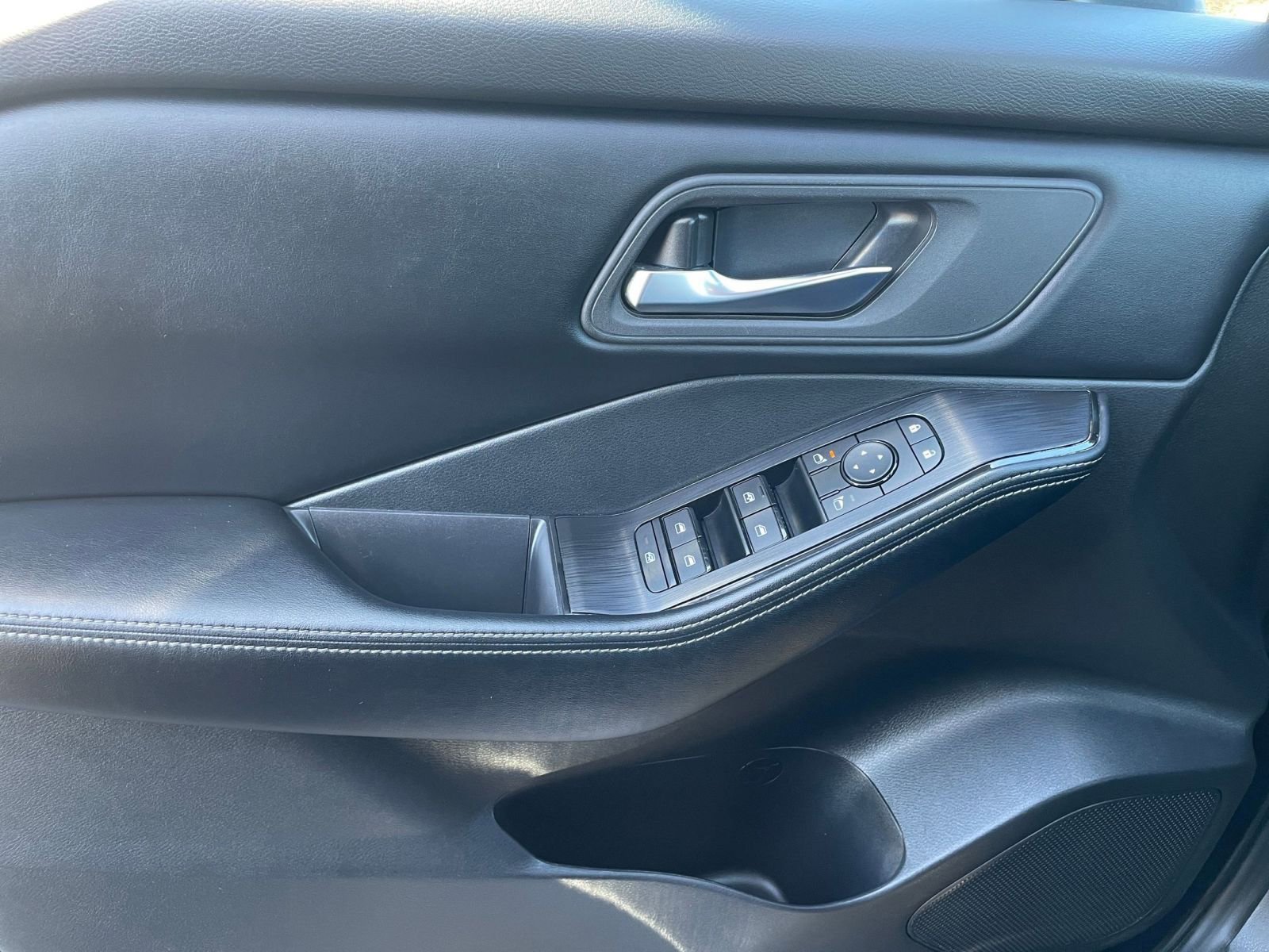 Used 2025 Nissan Rogue SV image 18