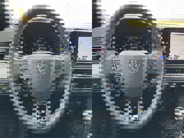 Used 2025 Toyota Camry SE image 19