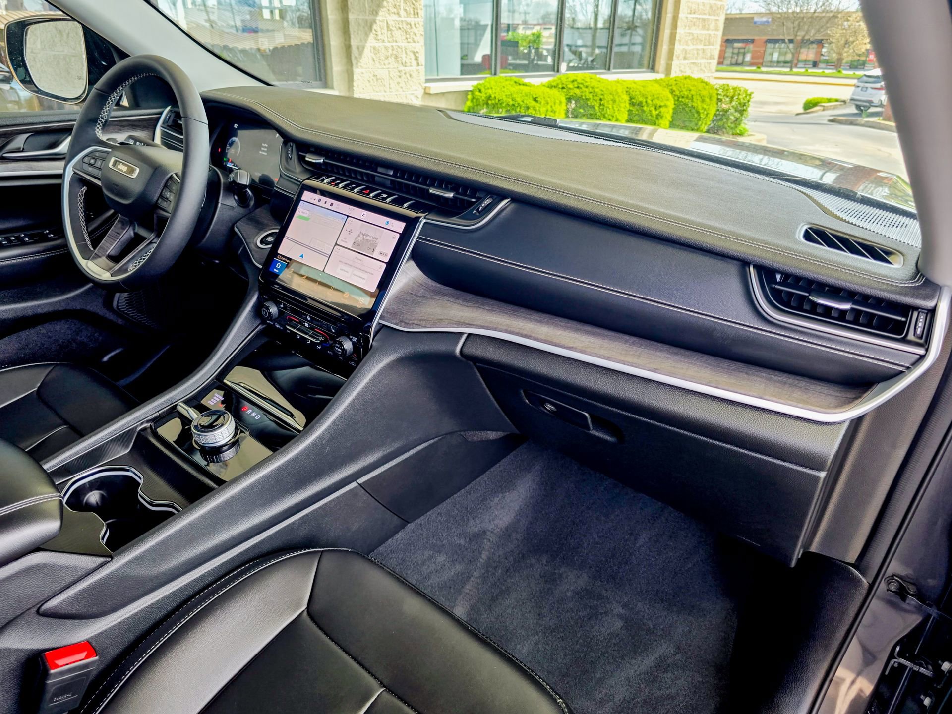 Used 2024 Jeep Grand Cherokee Limited w/ Black Appearance Package image 7