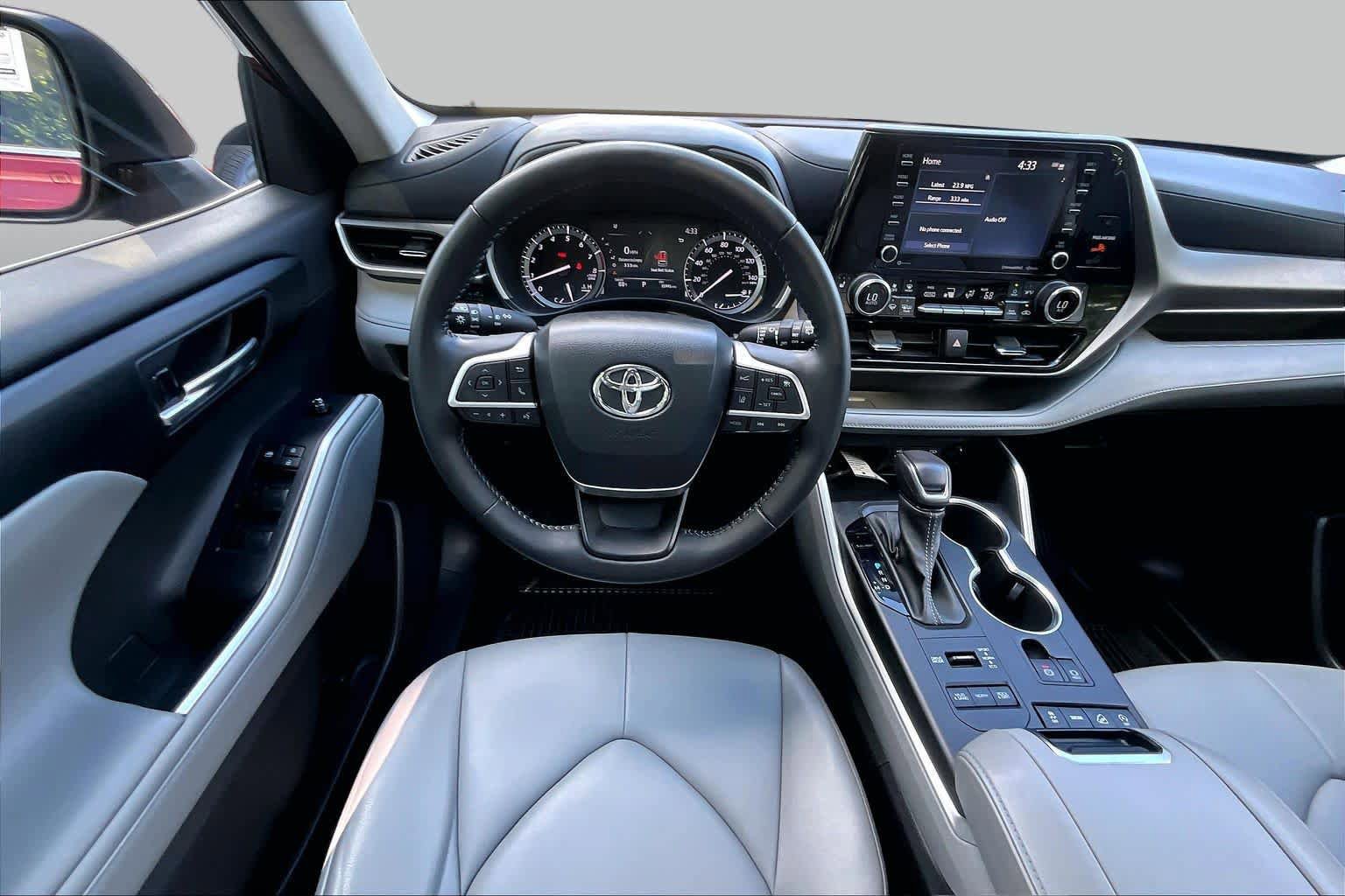 Used 2022 Toyota Highlander XLE AWD/4WD image 6