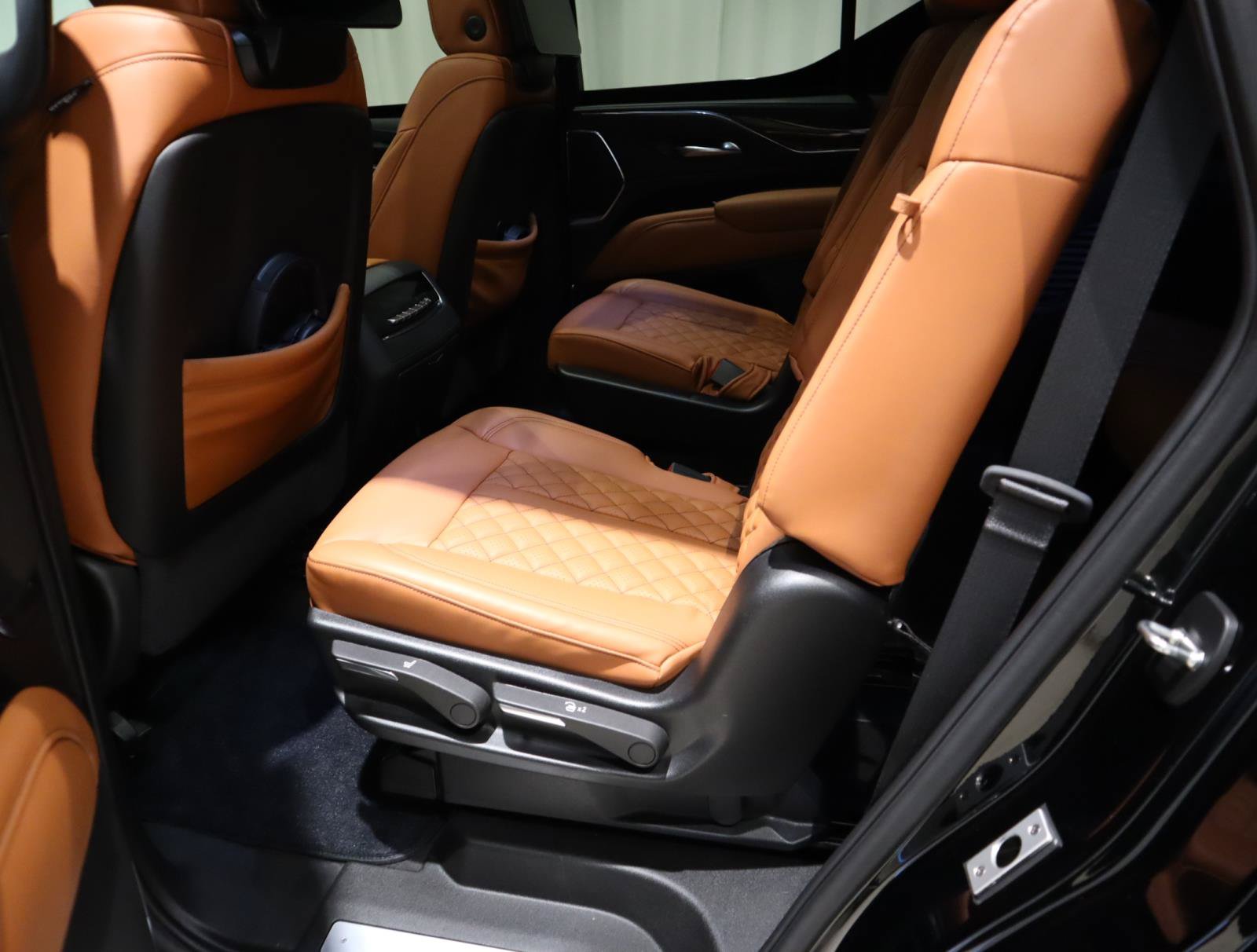 Used 2024 Cadillac Escalade Premium Luxury AWD/4WD image 18