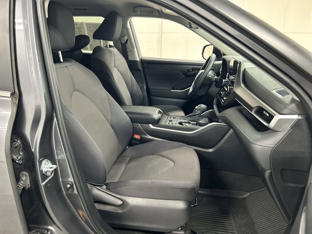 Used 2023 Toyota Highlander LE AWD/4WD image 23