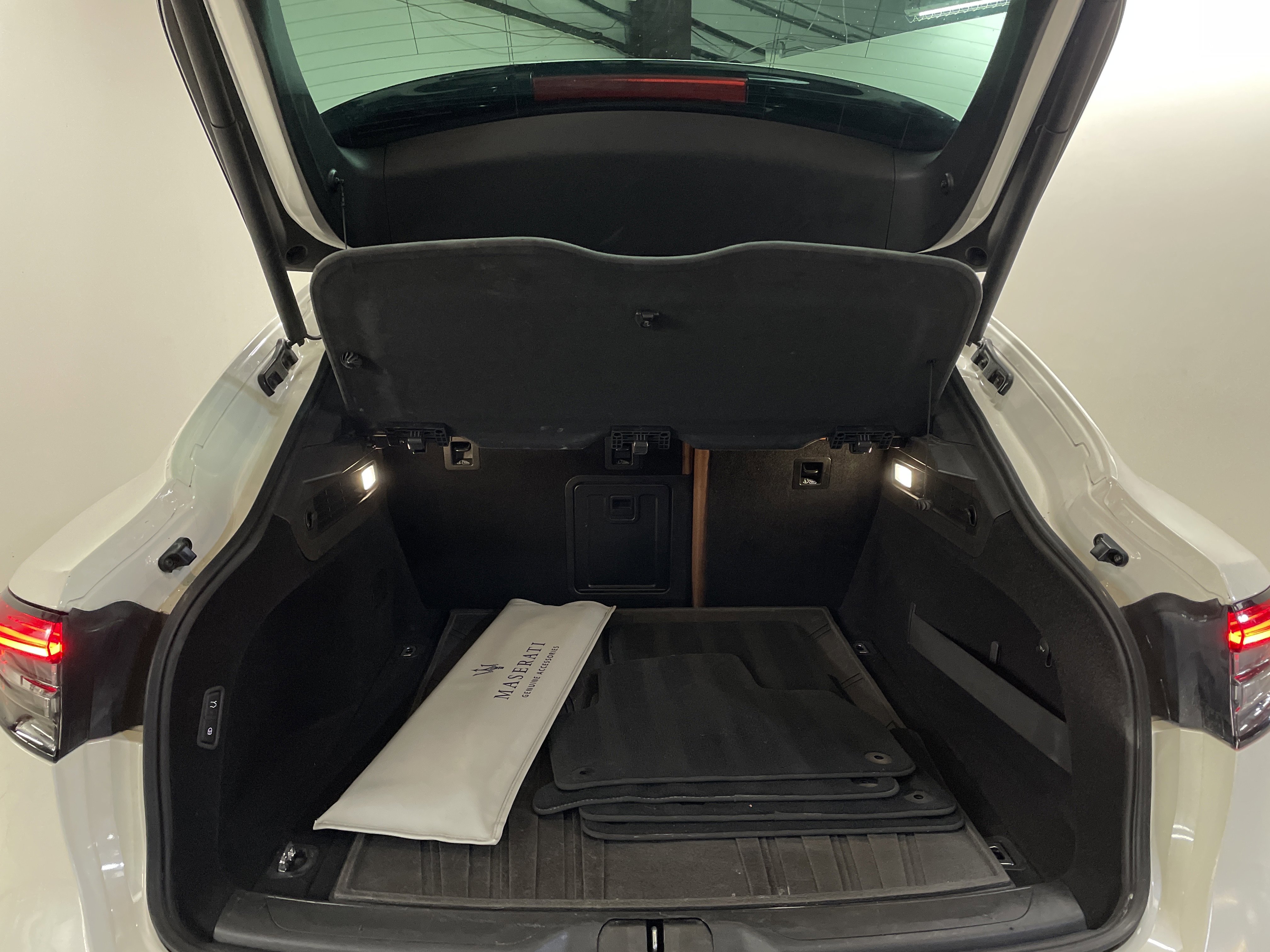 Used 2021 Maserati Levante image 22