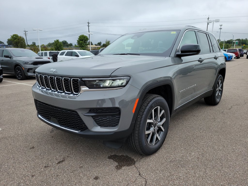 New 2027 Jeep Grand Cherokee Laredo X AWD/4WD image 2