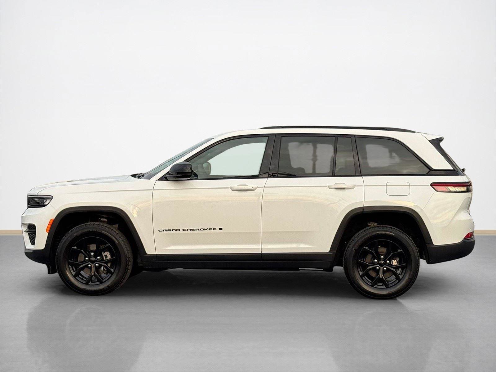 Used 2025 Jeep Grand Cherokee Altitude image 4