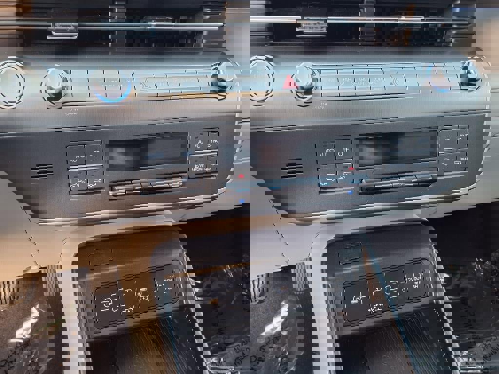 Used 2024 Hyundai Kona Limited image 13