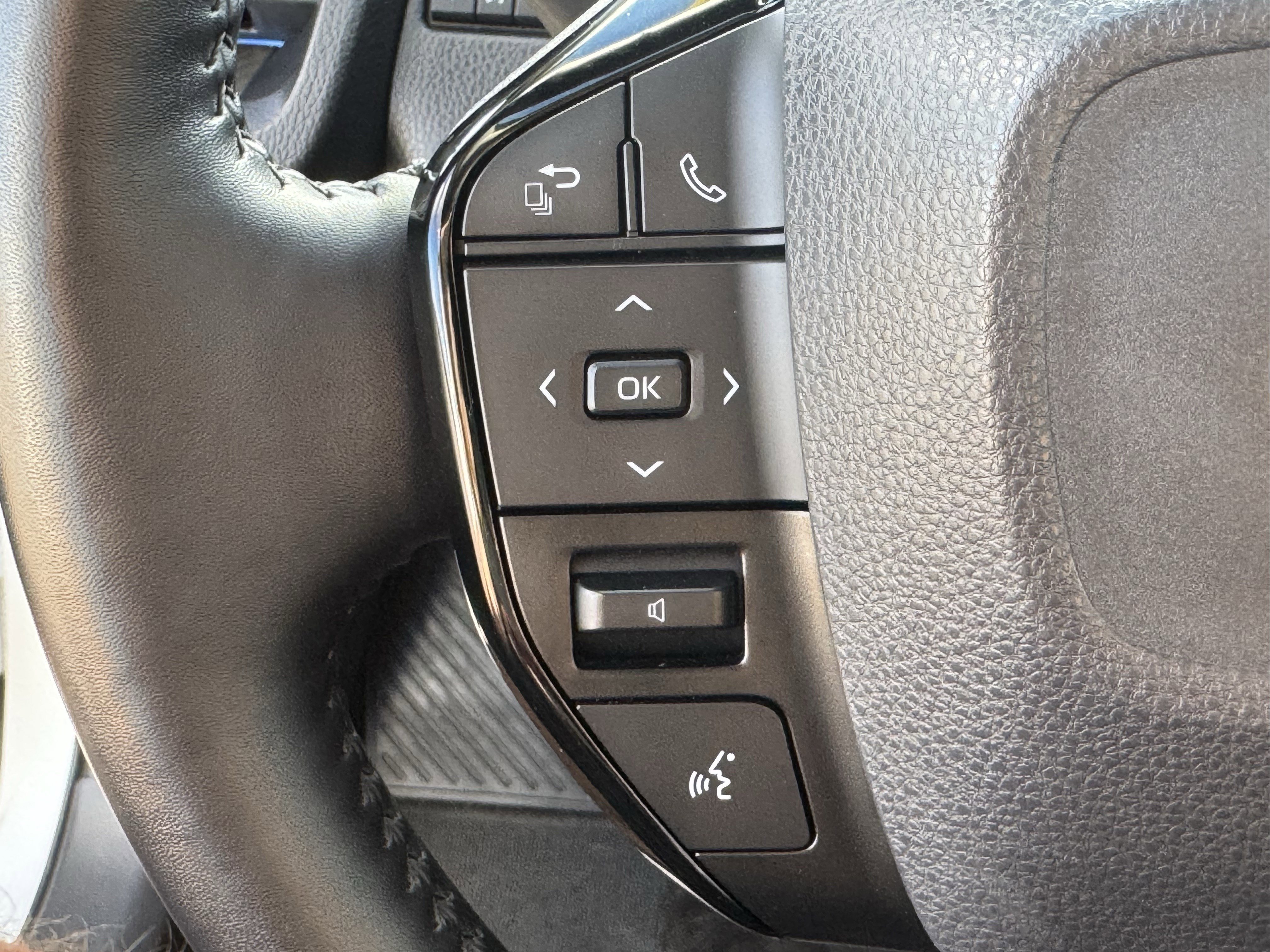 Used 2024 Toyota Prius XLE image 24