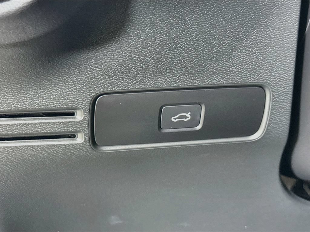 Used 2025 Volvo XC40 B5 Ultra AWD/4WD image 10