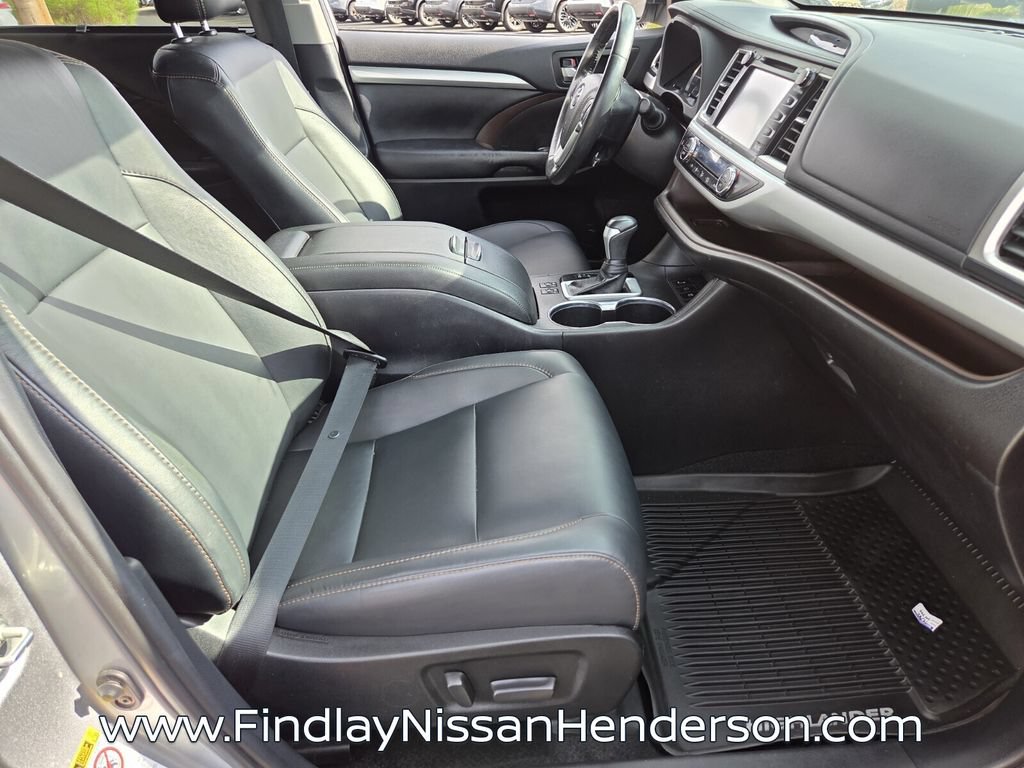 Used 2019 Toyota Highlander XLE AWD/4WD image 19