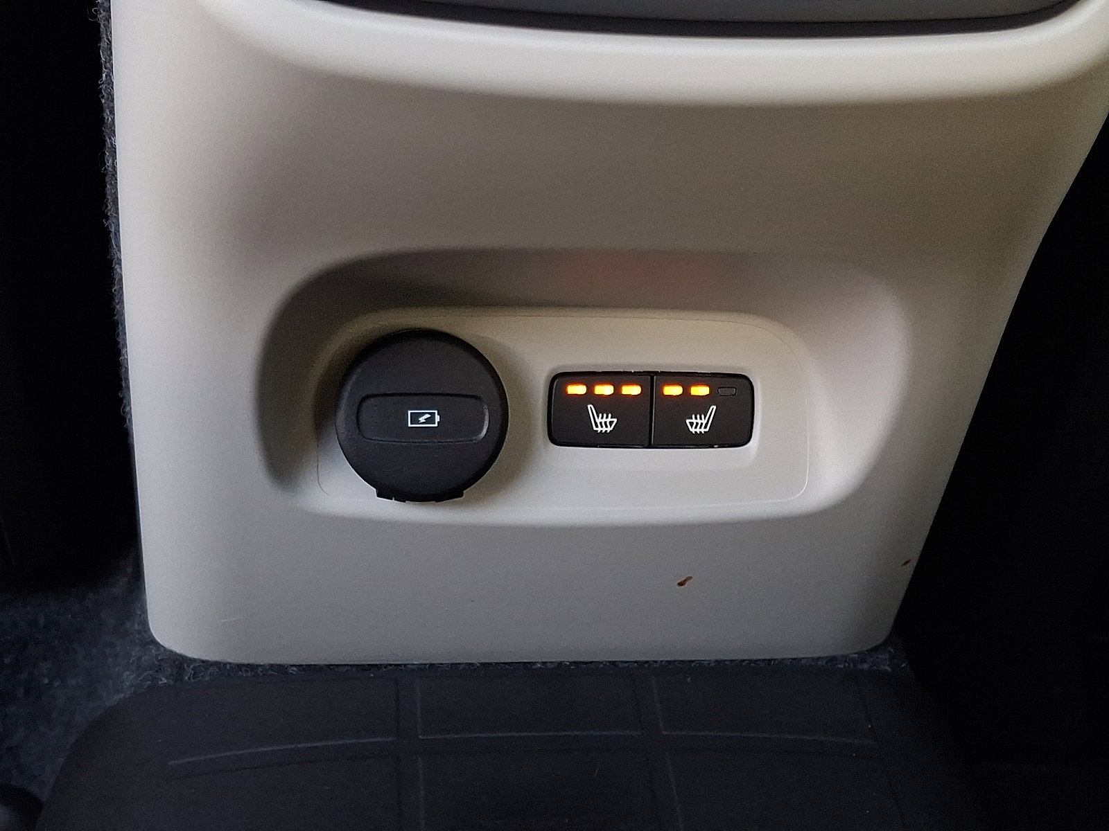 Used 2024 Volvo XC40 B5 Plus w/ Climate Package image 11