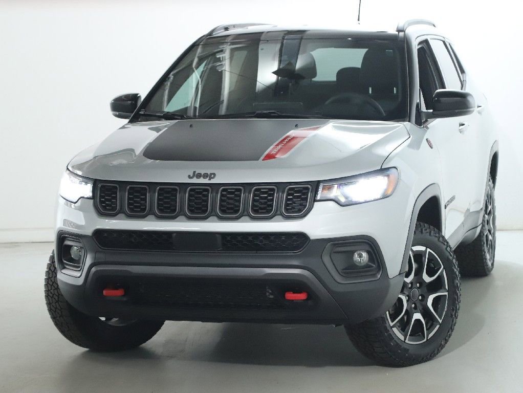 Used 2025 Jeep Compass Trailhawk image 3