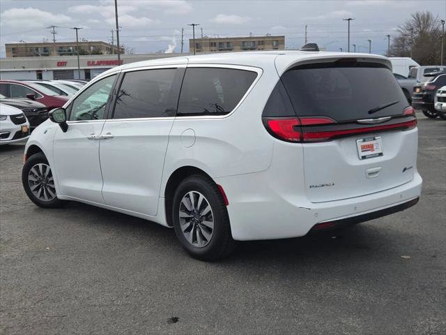 Certified 2024 Chrysler Pacifica Select image 13