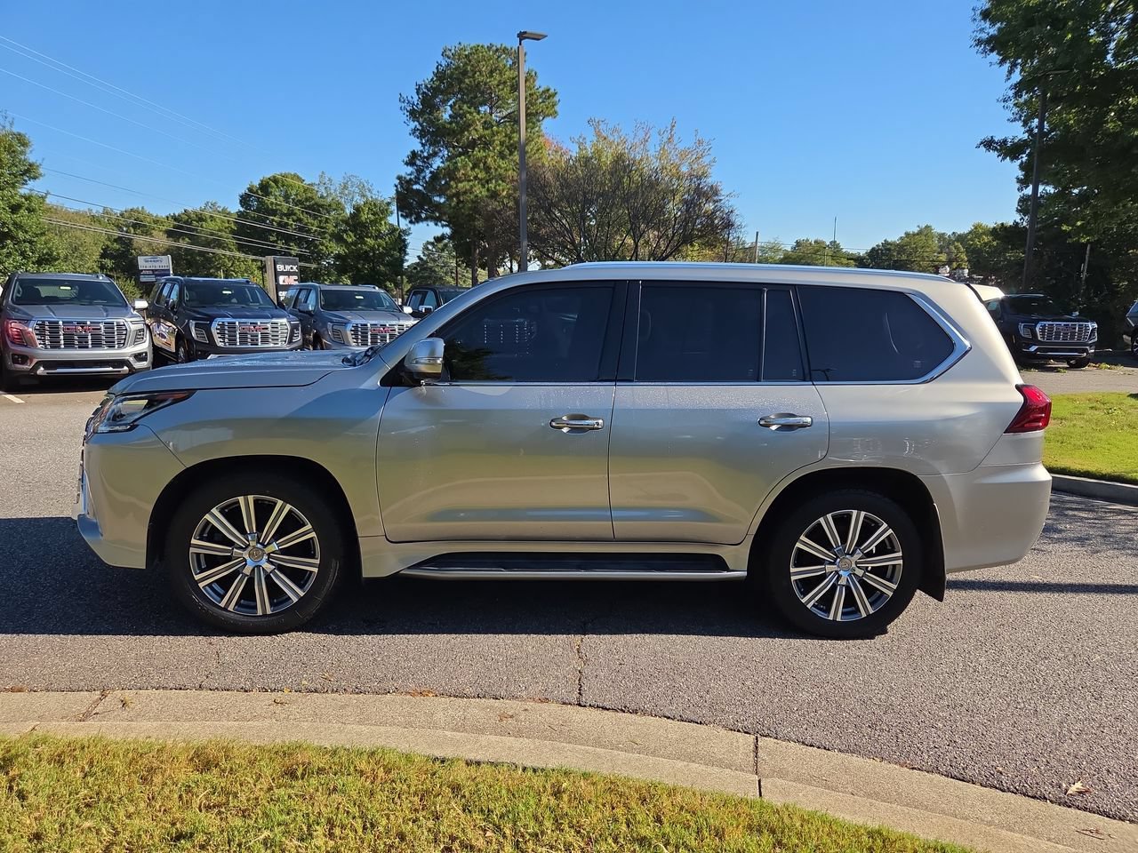 Used 2017 Lexus LX 570 4WD w/ Luxury Package image 5