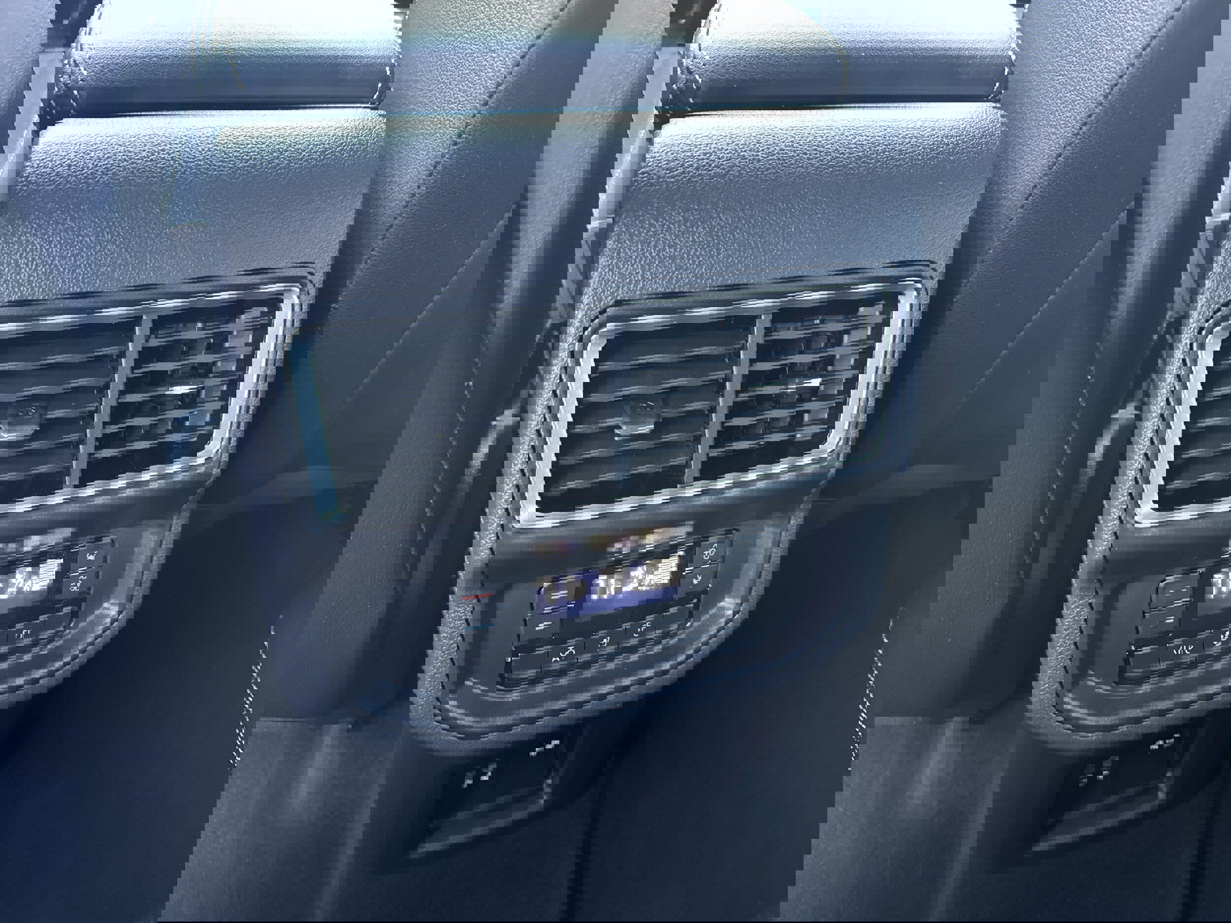 Used 2025 Volkswagen Atlas SE image 18